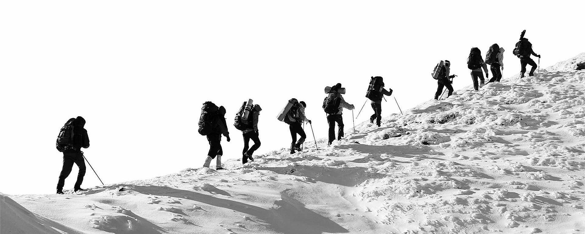Bergsteiger erklimmen gemeinsam einen schneebedeckten Gipfle