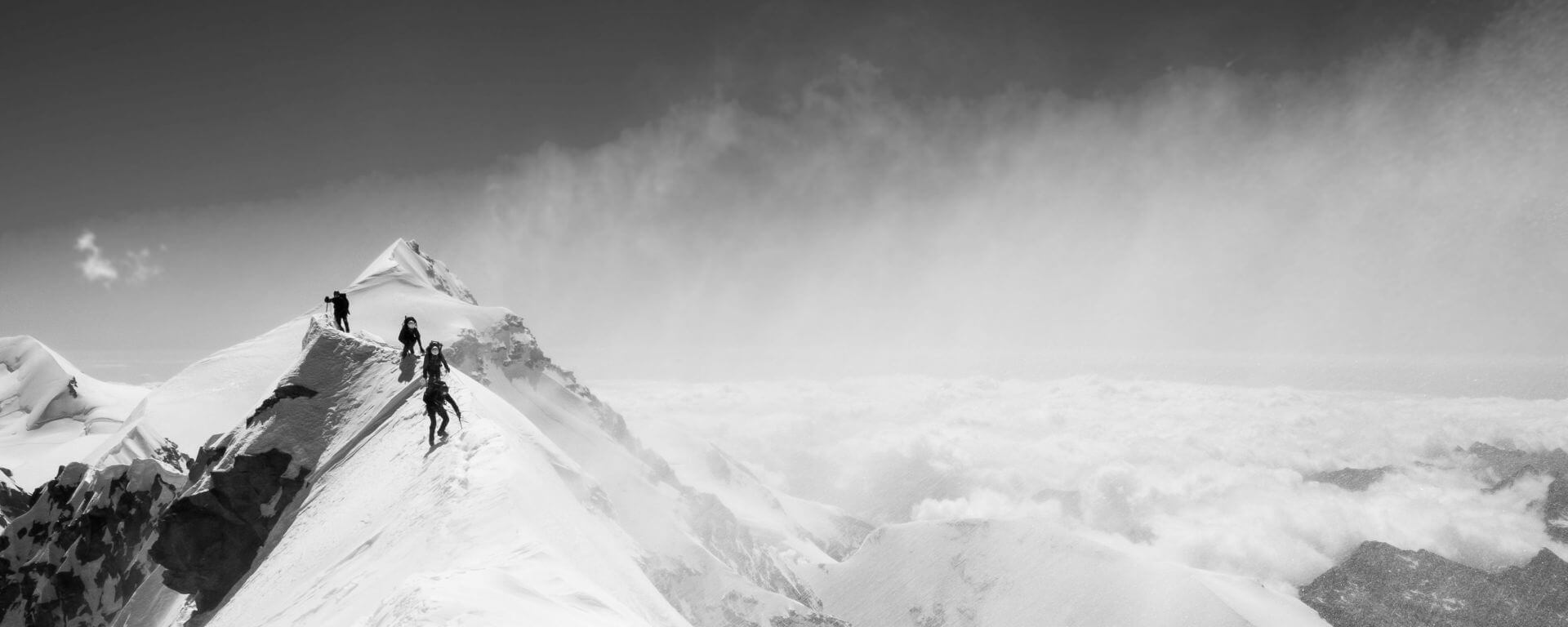 Bergsteiger auf dem Weg zum Gipfel